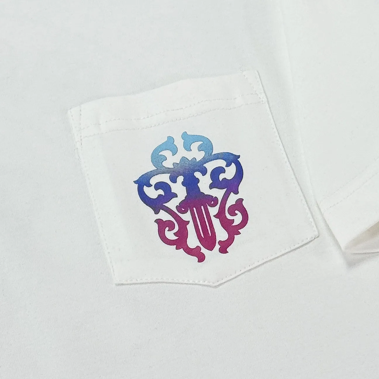 P180 Chrome Hearts Chrome Hearts 25 high version. The fabric is made of 300 grams of high-density pure cotton. It does not deform or shrink. It has three labels. It is the same style for men and women. Technology: digital direct-injection printing. Color: white, black. SIZE: S-XL.